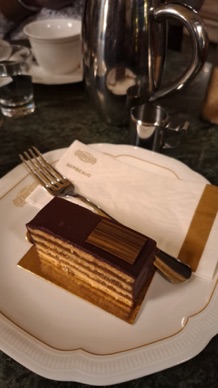 accompagn&eacute; par un orchestre de violons .....